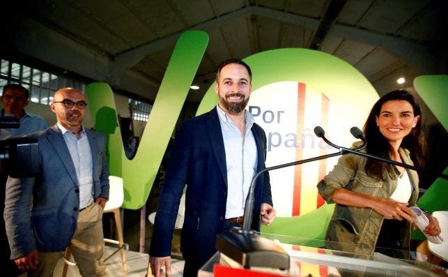 El líder de Vox, Santiago Abascal (c), junto a los candidatos de Vox al Parlamento Europeo, Jorge Buxadé (i); y a la Comunidad de Madrid, Rocío Monasterio (d), anes de intervenir en el acto previo al inicio de campaña de la formación