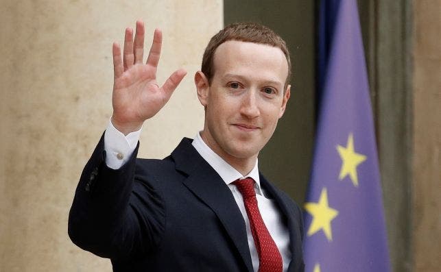 El presidente de Facebook, Mark Zuckerberg, se despide de los periodistas al abandonar el Palacio del Elíseo tras una reunión con el presidente francés, Emmanuel Macron, en París, Francia. EFE/ Yoan Valat