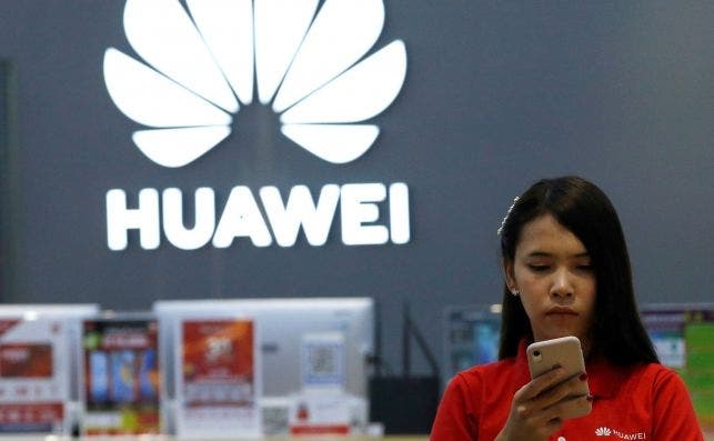 Una empleada revisa un móvil Huawei en una tienda de la marca en Tailandia. Foto: EFE/FY