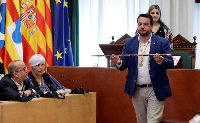 El actual alcalde socialista de Badalona, Àlex Pastor, que ha revalidado este sábado su cargo al frente del Ayuntamiento gracias a un acuerdo in extremis con Guanyem Badalona en Comú y ERC. EFE/Susanna Sáez