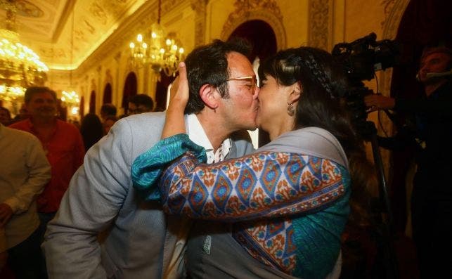 El líder de Adelante Cádiz José María González, "Kichi", tras ser investido de nuevo alcalde de la ciudad recibe la felicitación de su pareja y madre de su hija, la líder de Podemos Andalucía, Teresa Rodríguez. EFE/Román Ríos