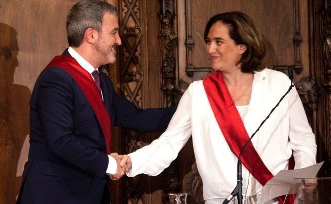 El candidato a la alcaldía de Barcelona por el PSC Jaume Collboni saluda a la alcaldesa de Barcelona Ada Colau durante la sesión constitutiva del Ayuntamiento de Barcelona. EFE/ Quique García