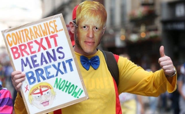 Un manifestante contrario al brexit disfrazado de Boris Johnson pide la permanencia del Reino Unido en la UE durante una protesta / EFE