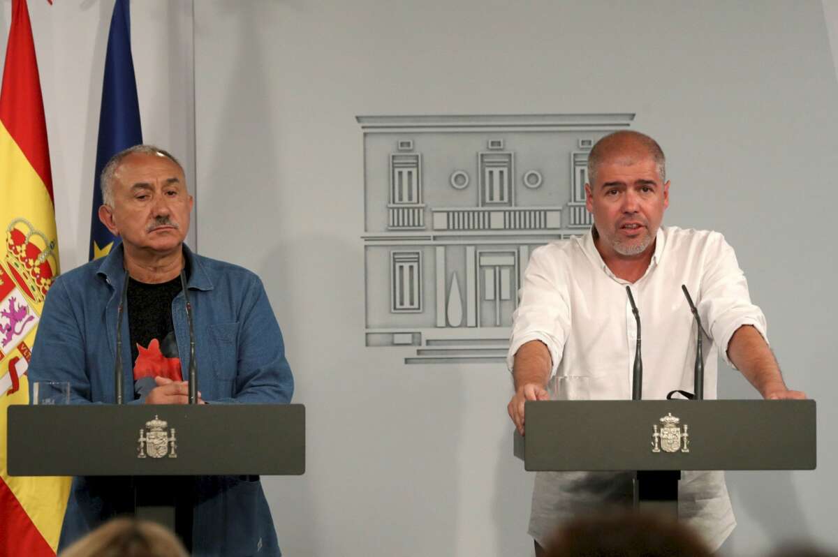 Los secretarios generales, de UGT, Pepe Álvarez (i), y de CCOO, Unai Sordo (d). EFE/ J.J. Guillén