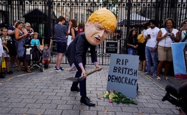 Una protesta el 28 de agosto en Londres, contra la solicitud de Boris Johnson de suspender el Parlamento británico para forzar un brexit duro, aprobada por la reina Isabel II. Foto: EFE/EPA/WO