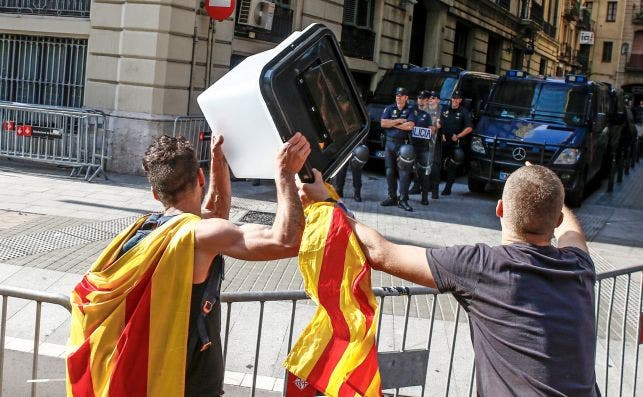 Jóvenes independentistas muestran una urna del 1-O a agentes de la Policía Nacional en la Via Laietana de Barcelona, el 14 de octubre de 2019 como respuesta a la sentencia del 'procés'. Foto: EFE/QG