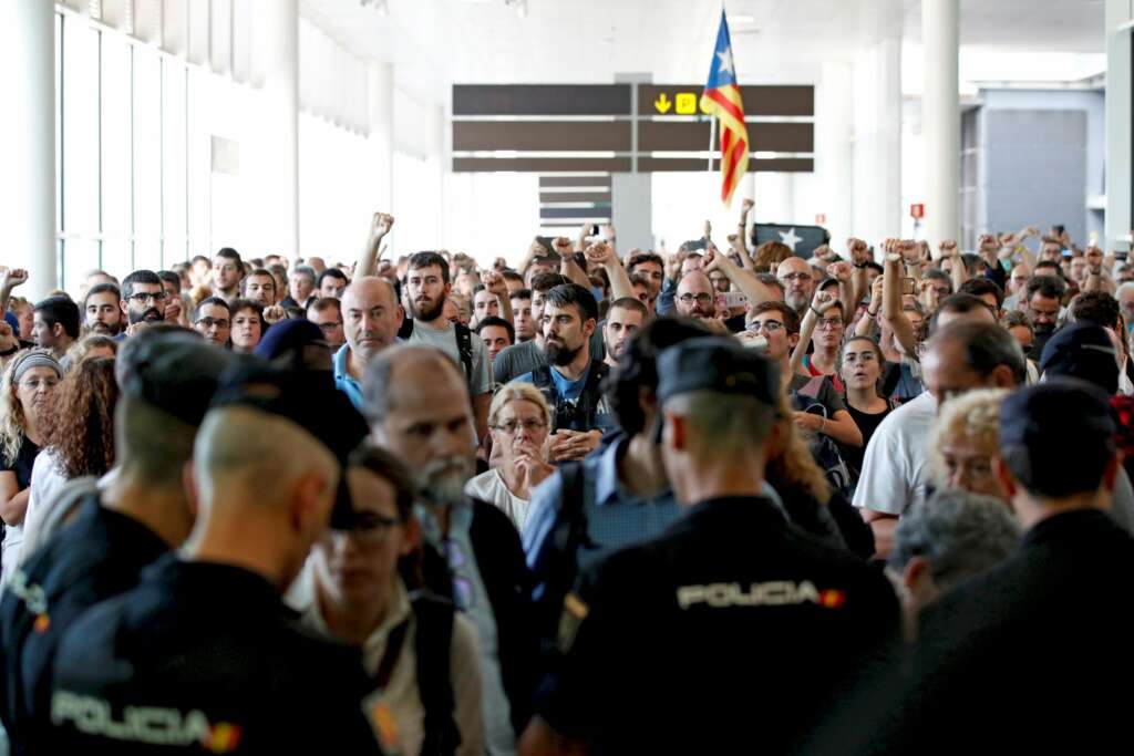 Mossos y Policía Nacional custodian el acceso al aeropuerto de Barcelona ante la manifestación convocada por Tsunami Democràtic y los CDR el 14 de octubre de 2019 por la sentencia del 1-O. Foto: EFE/AG
