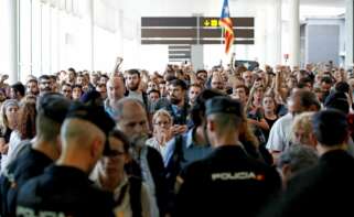 Mossos y Policía Nacional custodian el acceso al aeropuerto de Barcelona ante la manifestación convocada por Tsunami Democràtic y los CDR el 14 de octubre de 2019 por la sentencia del 1-O. Foto: EFE/AG