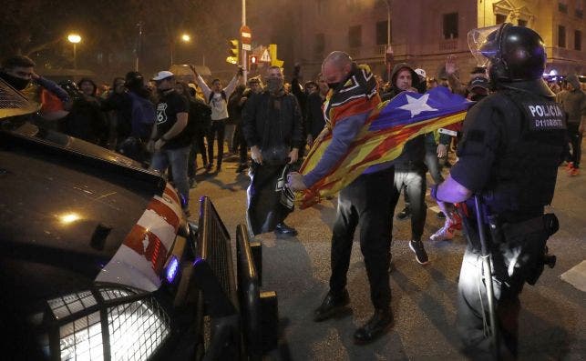 Grupos ultras se enfrentan a independentistas en Sarriá, en Barcelona, el 17 de octubre de 2019. Los Mossos se vieron obligados a realizar cargas para separarles. Foto: EFE