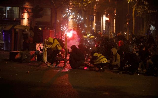 Varios manifestantes durante los altercados en Barcelona el 17 de octubre de 2019. Foto: EFE/Ta