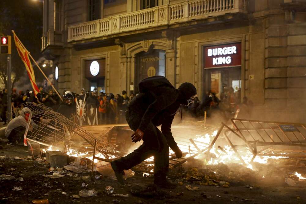 Un manifestante durante los disturbios del viernes 18 de octubre en Barcelona. Foto: Andreu Dalmau (EFE)