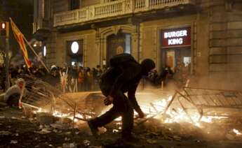 Un manifestante durante los disturbios del viernes 18 de octubre en Barcelona. Foto: Andreu Dalmau (EFE)