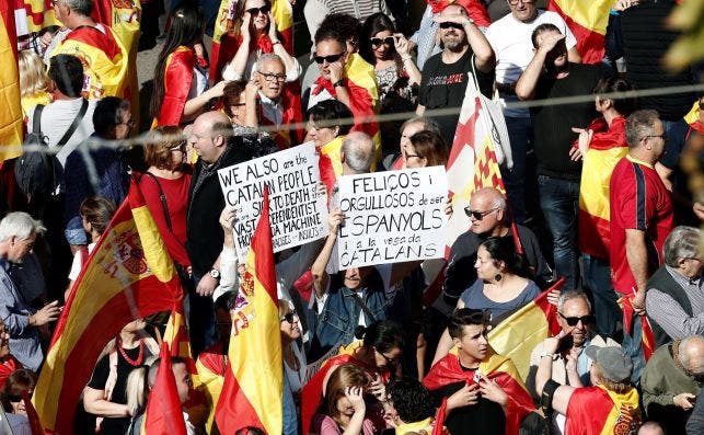 Miles de personas se manifiestan en Barcelona para decir "basta" al procés. Foto: EFE