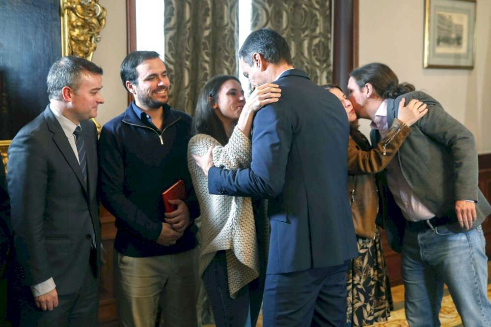 De izquierda a derecha: Iván Redondo, Alberto Garzón, Irene Montero, Pedro Sánchez, Adriana Lastra y Pablo Iglesias, celebrando tras la investidura del presidente del Gobierno, en enero de 2020 | EFE/Archivo