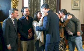 De izquierda a derecha: Iván Redondo, Alberto Garzón, Irene Montero, Pedro Sánchez, Adriana Lastra y Pablo Iglesias, celebrando tras la investidura del presidente del Gobierno, en enero de 2020 | EFE/Archivo