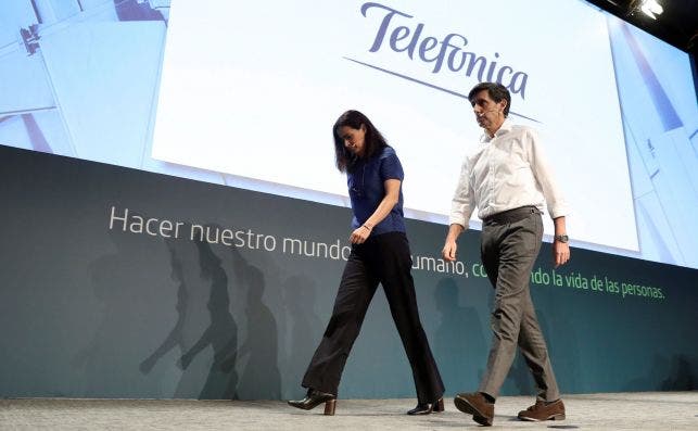 El presidente ejecutivo del Grupo Telefónica, José María Álvarez-Pallete (d), junto a la directora general de Finanzas y Control, Laura Abasolo (i), durante la rueda de prensa ofrecida por la empresa este jueves en Madrid, tras la celebración del Consejo