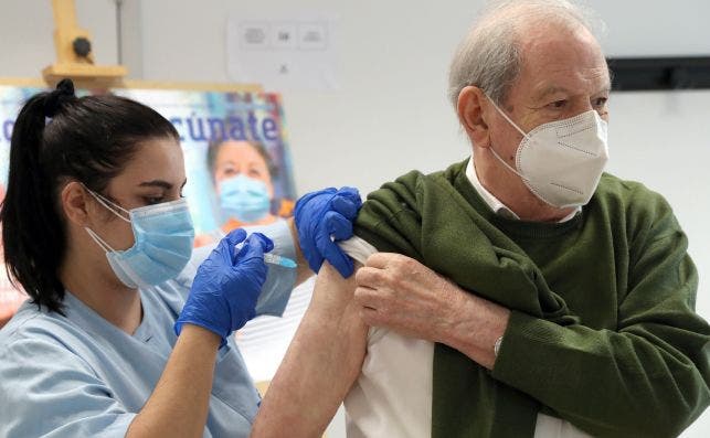 Una enfermera pone la vacuna de la gripe a un señor en Bilbao, el 13 de octubre de 2020 | EFE/LT