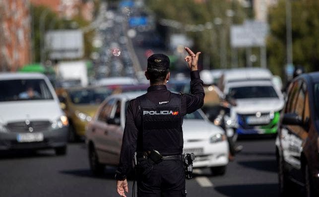 Un agente de la Policía Nacional en un control para vigilar el cumplimiento de las restricciones a la movilidad impuestas por el estado de alarma en Madrid | EFE/RJ/Archivo