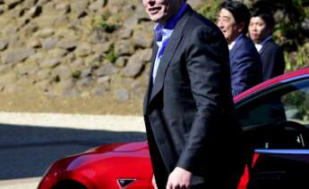 Elon Musk al salir de un vehículo Tesla