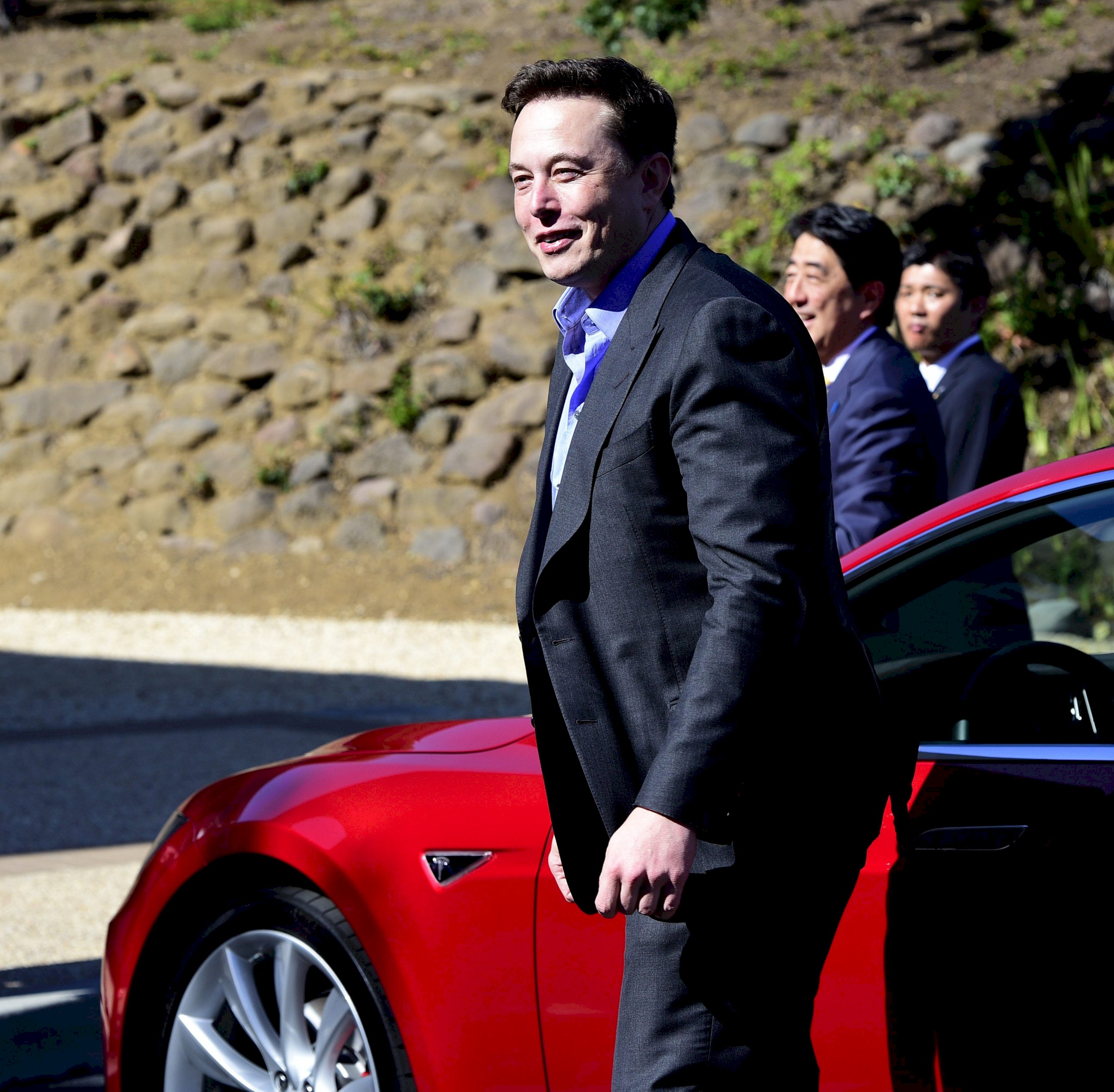 Elon Musk al salir de un vehículo Tesla