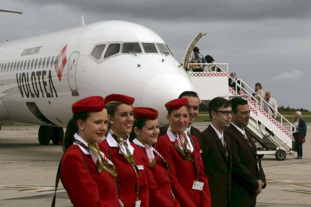 Los tripulantes de cabina de avión de Volotea en el Aeropuerto de Asturias.