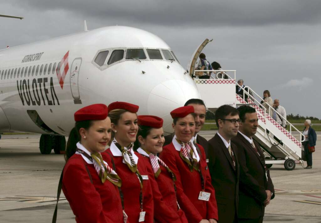 Los tripulantes de cabina de avión de Volotea en el Aeropuerto de Asturias.