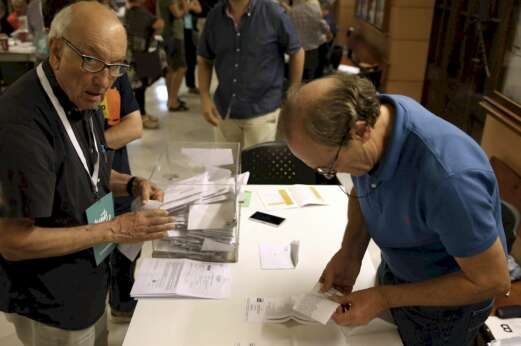 Una mesa electoral empieza el recuento de votos en la Escuela Industrial de Barcelona durante las pasadas elecciones catalanas, en 2015. La comunidad volverá a votar el 21-D. | EFE