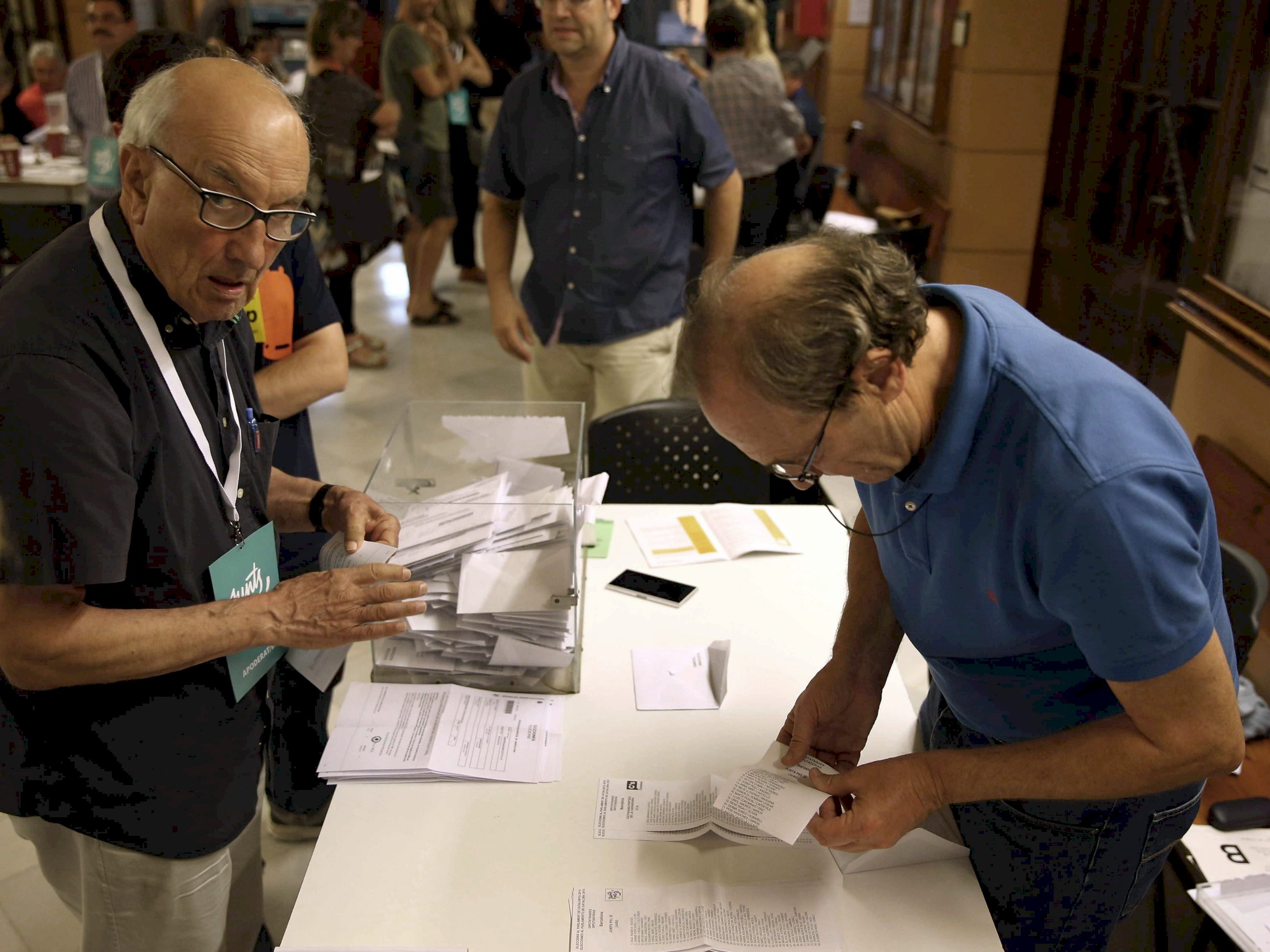 Una mesa electoral empieza el recuento de votos en la Escuela Industrial de Barcelona durante las pasadas elecciones catalanas, en 2015. La comunidad volverá a votar el 21-D. | EFE