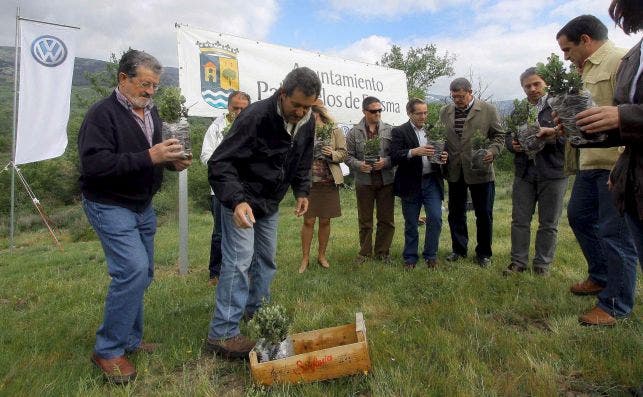 Acto de presentación en el año 2009 del proyecto de bosque “BlueMotion” en el que colaboró la empresa Maderas Nobles de la Sierra de Segura, Volkswagen y la Fundación +Árboles en Palazuelos de Eresma (Segovia).  /EFE/Juan Martín/Archivo