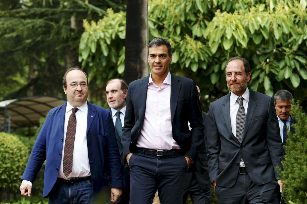 De izquierda a derecha: Miquel Iceta, Pedro Sánchez y Enric Hernández (cuando era director de 'El Periódico de Catalunya') a su llegada a un evento en Barcelona en septiembre de 2017 | EFE/AG/Archivo