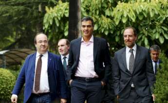 De izquierda a derecha: Miquel Iceta, Pedro Sánchez y Enric Hernández (cuando era director de 'El Periódico de Catalunya') a su llegada a un evento en Barcelona en septiembre de 2017 | EFE/AG/Archivo