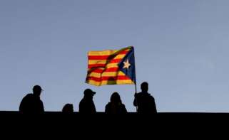 Varios vecinos ondean una bandera independentista en Barcelona | EFE/Archivo