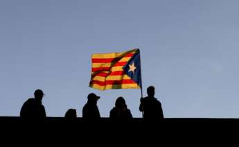 Varios vecinos ondean una bandera independentista en Barcelona | EFE/Archivo