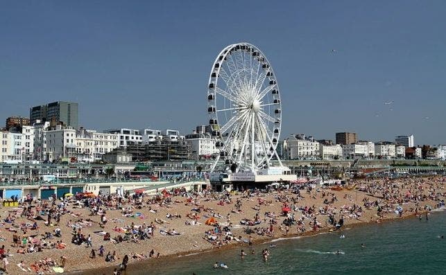 800px Brighton Wheel on the beach of Brighton in summer 2013 (11)