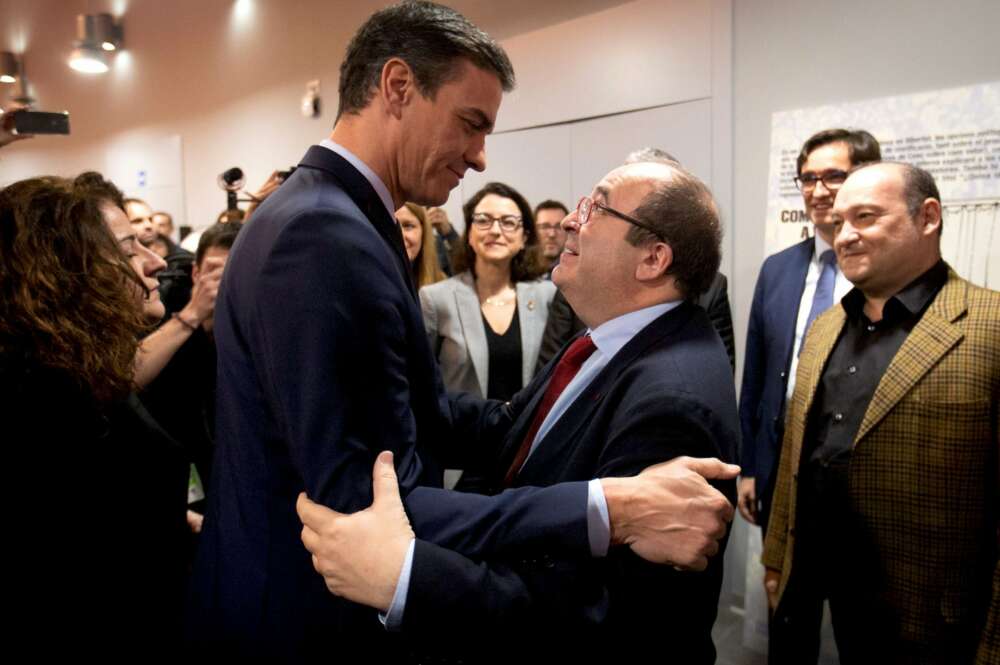 El presidente del Gobierno, Pedro Sánchez, saluda al secretario general del PSC, Miquel Iceta, antes de una reunión en Barcelona el 6 de febrero de 2020 | EFE/EF/Archivo