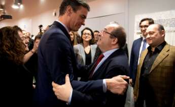 El presidente del Gobierno, Pedro Sánchez, saluda al secretario general del PSC, Miquel Iceta, antes de una reunión en Barcelona el 6 de febrero de 2020 | EFE/EF/Archivo