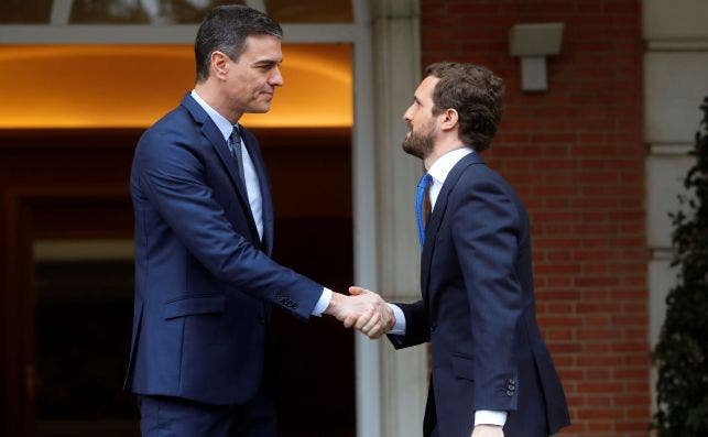 Pedro Sánchez y Pablo Iglesias en el Palacio de la Moncloa antes de una reunión, el 17 de febrero de 2020 | EFE/JCH