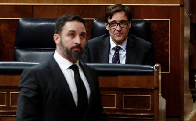 El ministro de Sanidad, Salvador Illa, observa al líder de Vox, Santiago Abascal, durante el pleno del 25 de marzo de 2020 en el Congreso de los Diputados | EFE/Mariscal