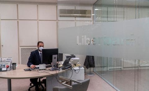 El director de la oficina central de Liberbank en Santander, Carlos De la Fuente, en las oficinas del banco. Foto: Efe