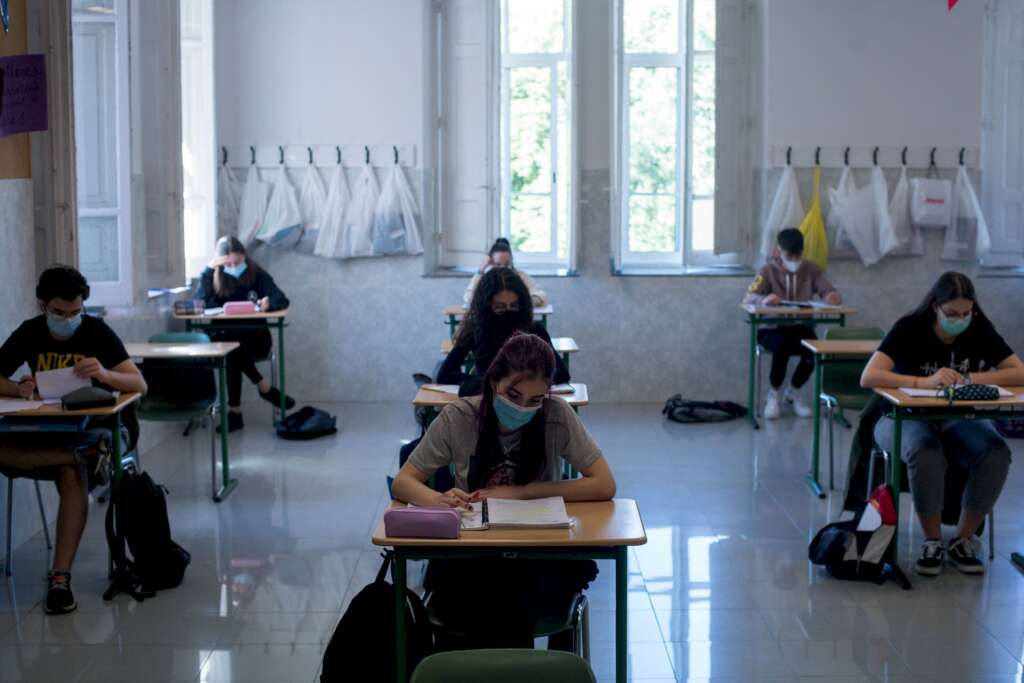 Alumnos de Segundo de Bachillerato realizando un examen