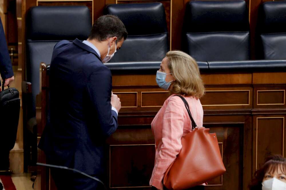 Pedro Sánchez y Nadia Calviño, vicepresidenta económica, conversan en el Congreso de los Diputados. La ejecución de los fondos europeos va lenta. /EFE/ Ballesteros
