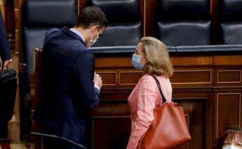 Pedro Sánchez y Nadia Calviño, vicepresidenta económica, conversan en el Congreso de los Diputados. La ejecución de los fondos europeos va lenta. /EFE/ Ballesteros