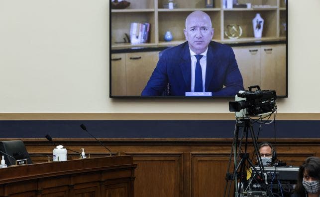 El fundador de Amazon, Jeff Bezos, testifica por videoconferencia durante una sesión del Subcomité Judicial de la Cámara sobre Derecho Antimonopolio, Comercio y Administración. EFE/EPA/Graeme Jennings / POOL