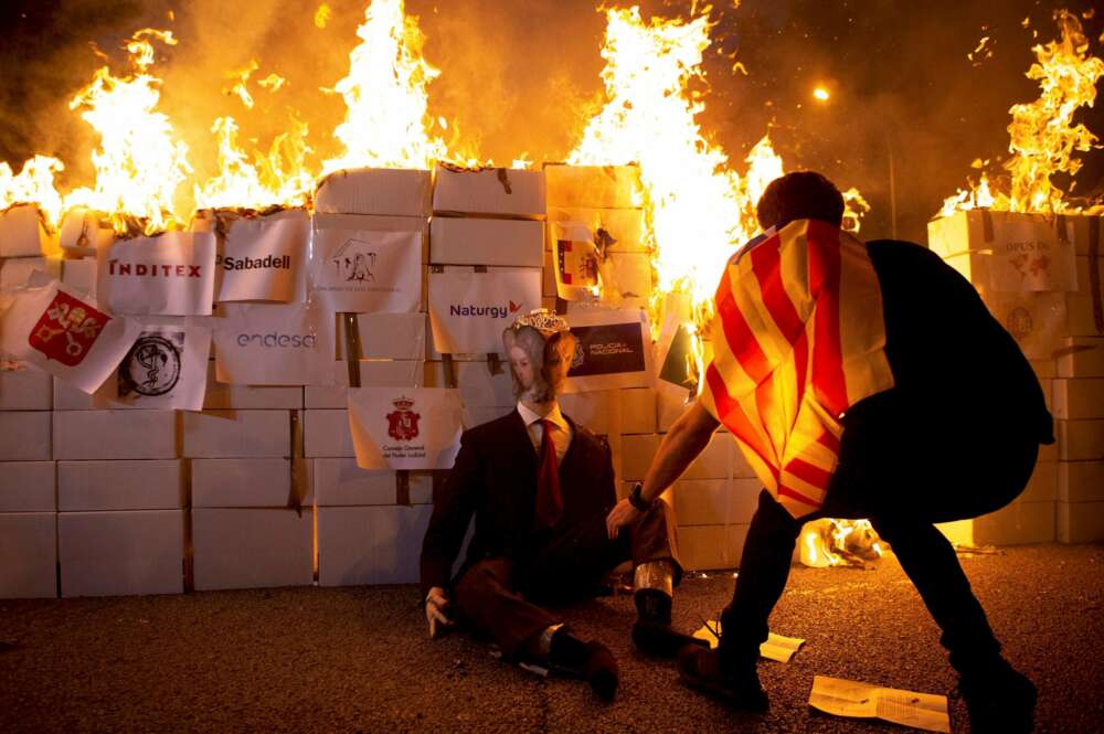 Los CDR queman un retrato del Rey Felipe VI en la Diada del 11 de septiembre de 2020, en Barcelona | EFE/EF/Archivo