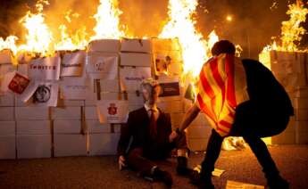 Los CDR queman un retrato del Rey Felipe VI en la Diada del 11 de septiembre de 2020, en Barcelona | EFE/EF/Archivo