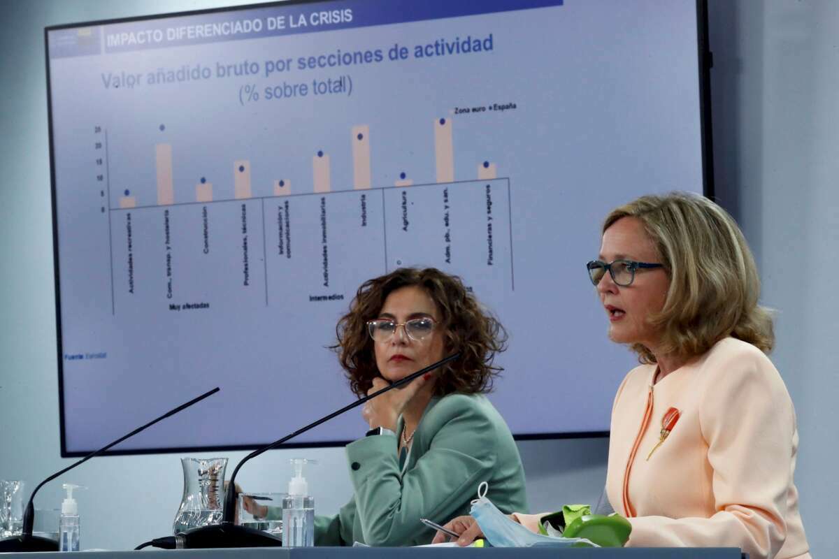 La ministra de Hacienda y Función Pública, María Jesús Montero (i), y la vicepresidenta primera, Nadia Calviño (d), comparecen en rueda de prensa. EFE/ Juan Carlos Hidalgo