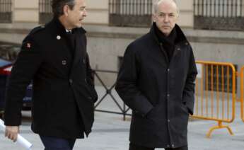 El expresidente de Abengoa Felipe Benjumea (derecha) y su abogado a su llegada a la Audiencia Nacional en febrero de 2016. Foto: EFE/Archivo