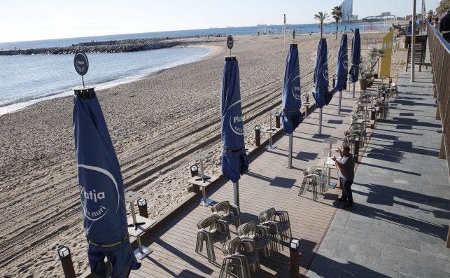 La terraza de un bar de la playa de Barcelona, cerrada. La medida costará 780 millones al sector. EFE