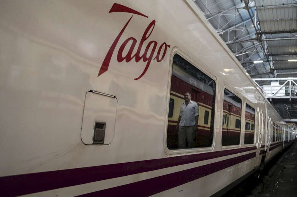 Un tren de Talgo en la estación central de Bombay, en India. EFE/Divyakant Solanki