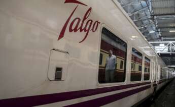 Un tren de Talgo en la estación central de Bombay, en India. EFE/Divyakant Solanki